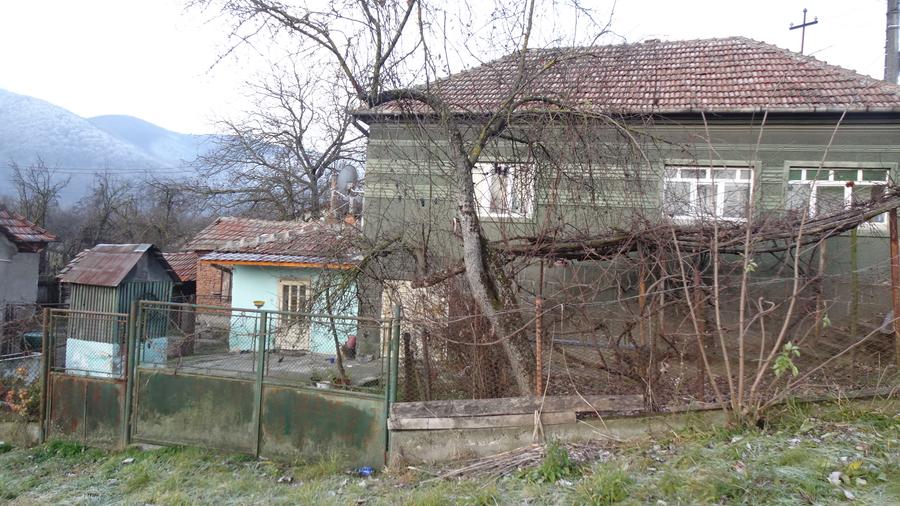 Vand casa curte si gradina in Branisca (la 15 Km de Municipiul Deva),
