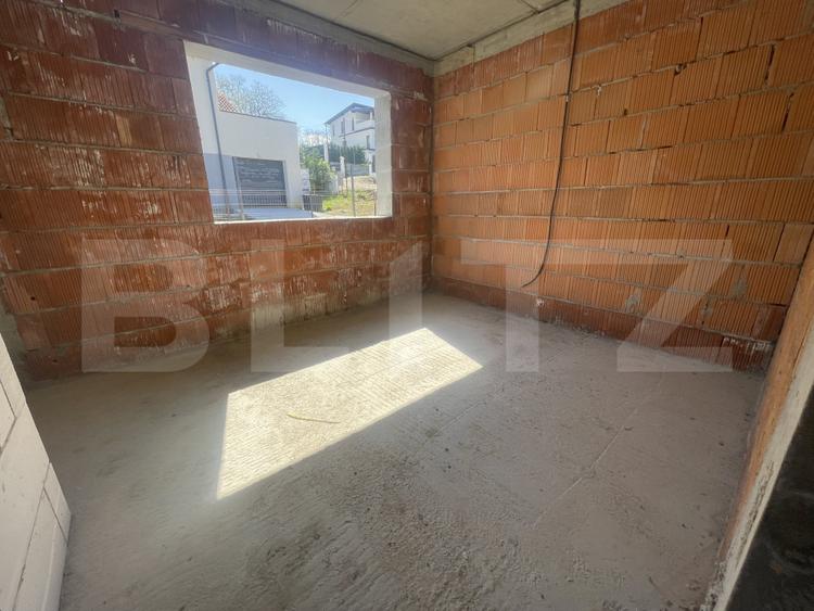 Apartament cu 3 camere, dispus pe două niveluri, cu gradina