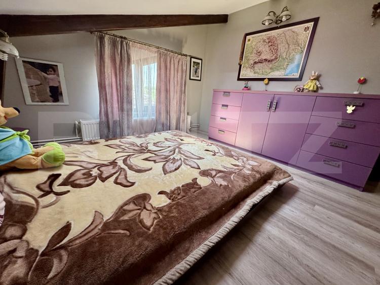 Casă de inchiriat, cu 4 dormitoare cu piscină, grătar, iaz și zonă de relaxare