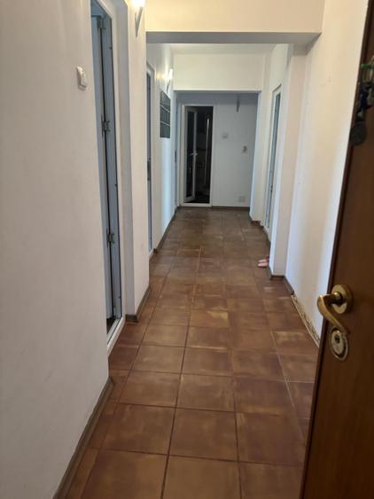 Vând apartament 4 camere zona centrală, langa parc