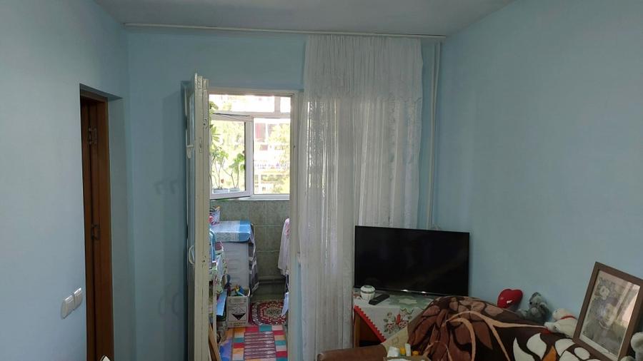 Apartament trei camere renovat, zona Școala 1/8 Sud