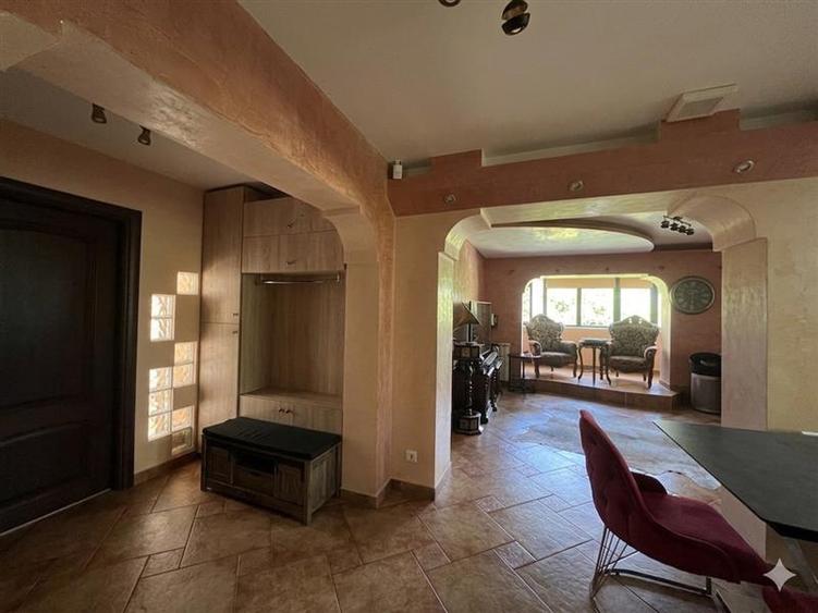 Apartament spectaculos, bloc tip vilă, Târgu Cucu