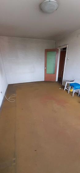 Metrou Titan 3 camere decomandat etaj intermediar bloc reabilitat