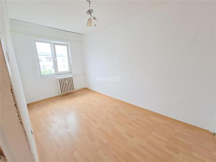 Apartament 3 camere semidecomandat, zona Milcov - 3