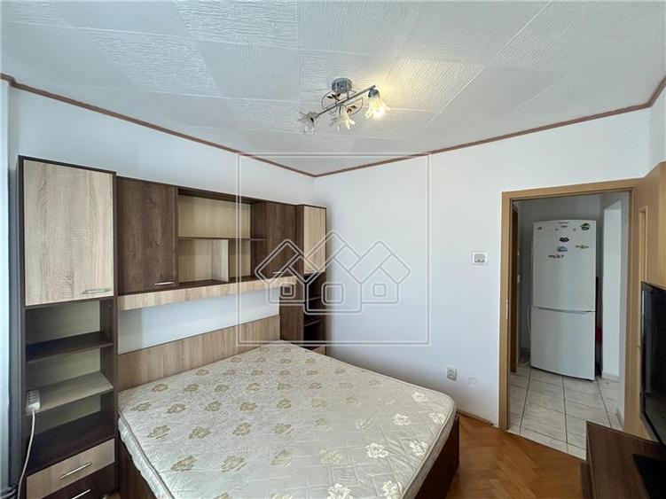 Apartament 2 camere, decomandat, la cheie, zona buna