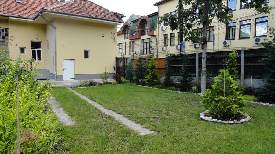 Casa recent renovata  .str. Avram Iancu, curte 300 mp, 3 parcari, zona centrala