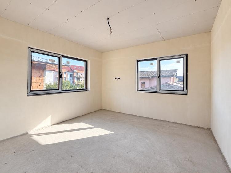 QUADRUPLEX semifinisat 3 camere, dispus pe 2 nivele, 80 mp utili, 150 mp curte