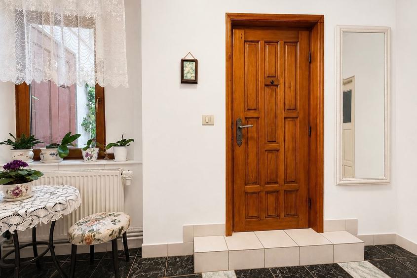Casă D+P, stil neoclasic, 4 camere, garaj, str. Preparandiei, zona Boul Roșu