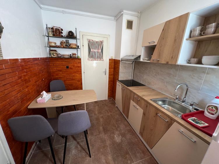 INCHIRIEZ apartament 3 camere semidecomandat, zona Milea