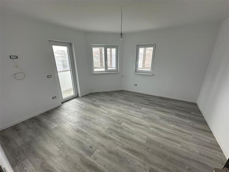 Ap 4 cam, complet renovat NOU, zona Scola nr 3, Al Vlahuta,et 3/4