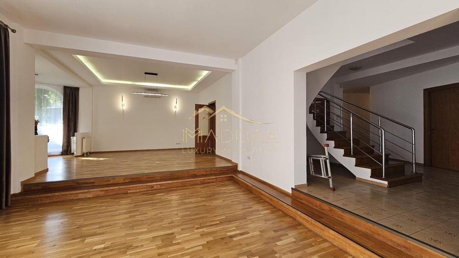 Vila Individuala 7 camere*Piscina*Teren 1000 mp / 8 parcari// Erou Iancu Nicolae