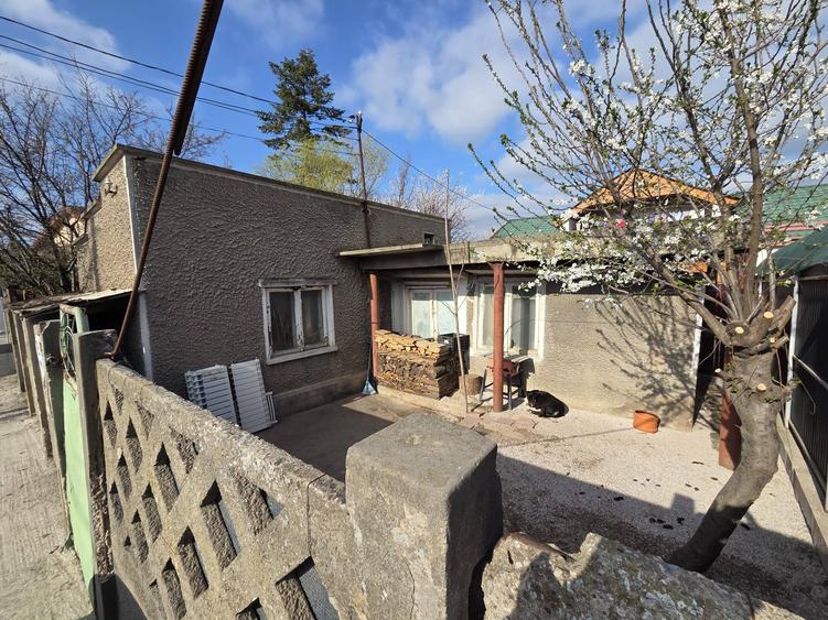 CASA veche + teren CARTIER   EROILOR
