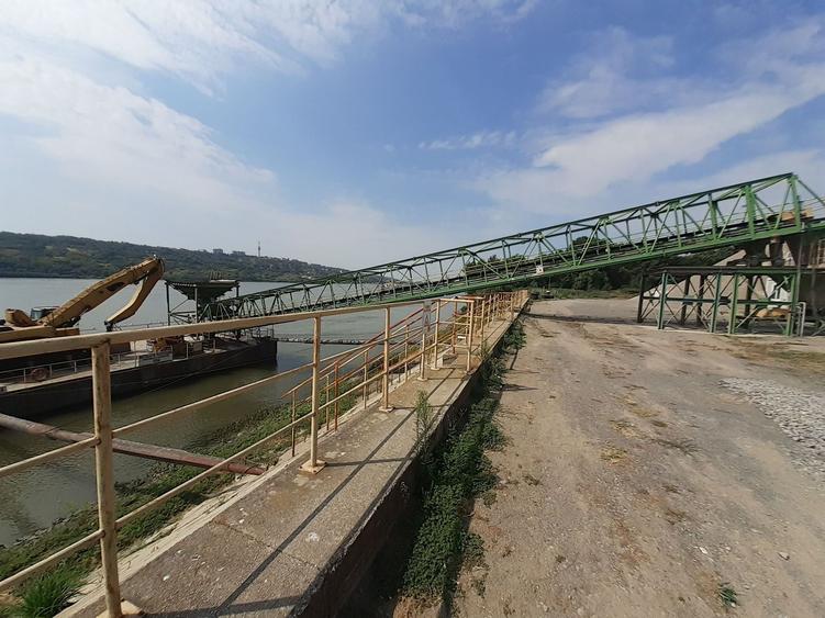 Oltenita - teren pe malul Dunarii cu chei betonat si ponton pt barje