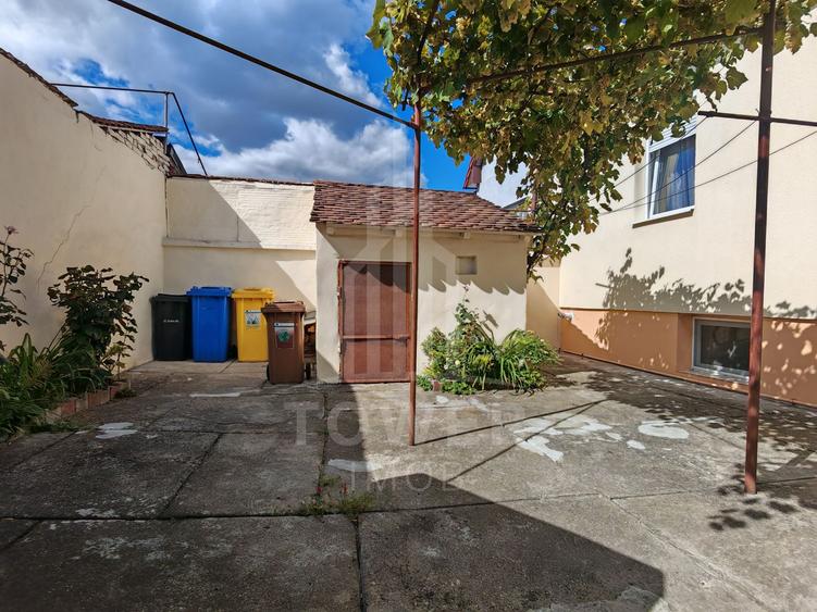 Casă individuală cu 3 camere, curte , în Sibiu, zona Lupeni