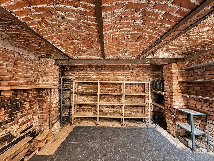 Piesă rară în centrul Capitalei: Apartament de colecție cu cramă boltită și pod