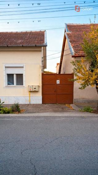 Casa individuala cu 4 camere, garaj si teren de 694 mp, zona Bujac Arad