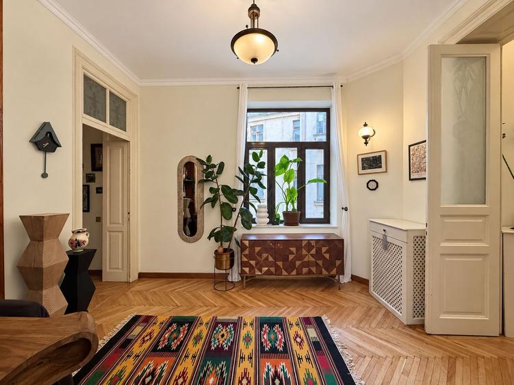Apartament interbelic cu șemineu și balcon | Lângă Parcul Cișmigiu