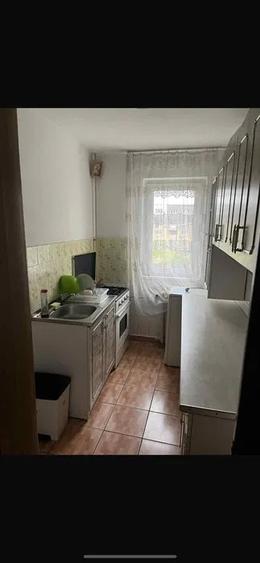 Apartament cu 2 camere, etajul 3/4, zona Podu Ros