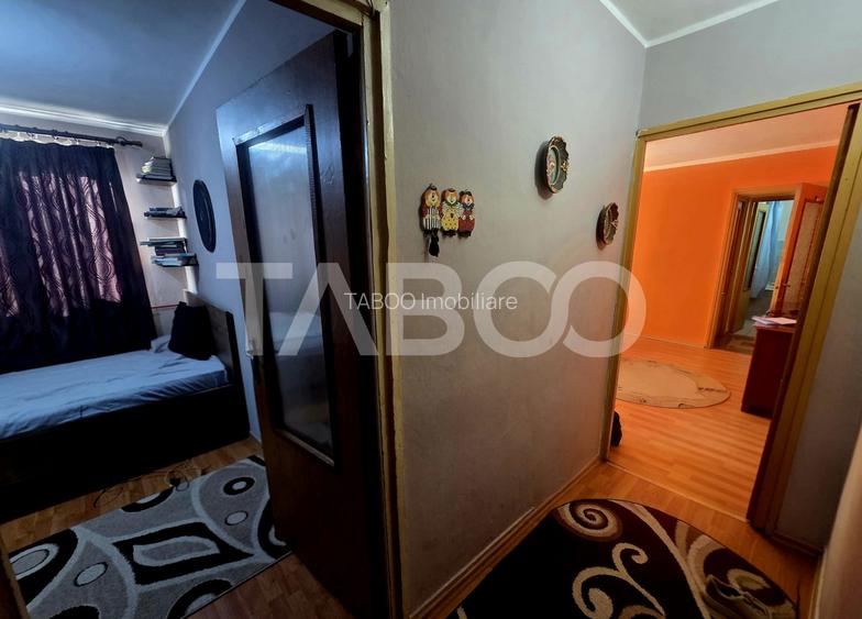 Apartament 3 camere semidecomandat etaj 3 zona 13 Decembrie 50 mpu