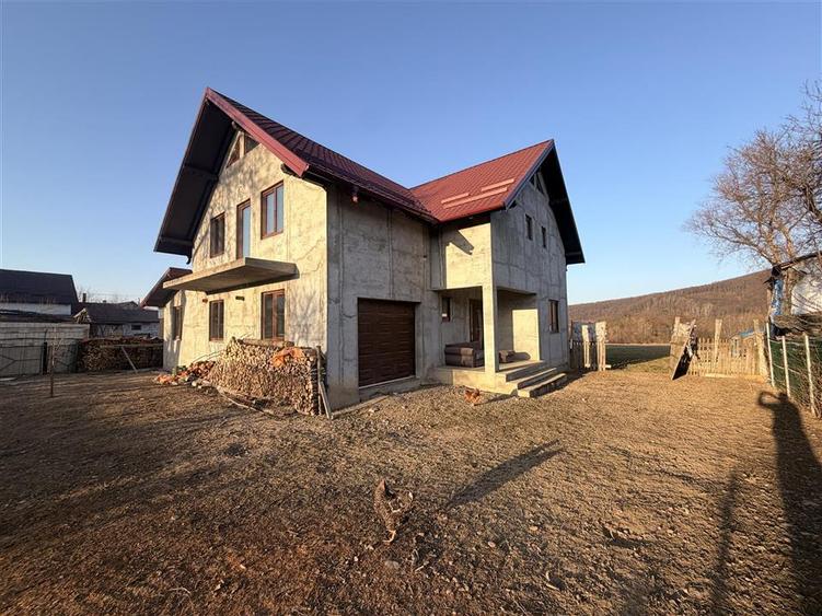 Vilă în Pătrăuți + 8400mp teren