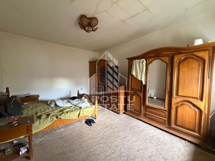 Casa individuala, cu 12 camere,5 bai, acces auto, teren 642, Girocului