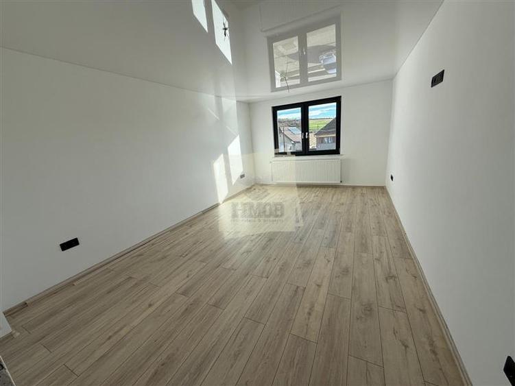 Casa cu 4 camere si 3 bai pretabila birouri in Sura Mare