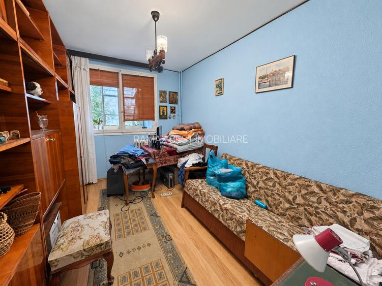 Titan, 10 minute metrou, langa Scoala 19,pe strada Stanila, bloc H, 4 etaje - 9