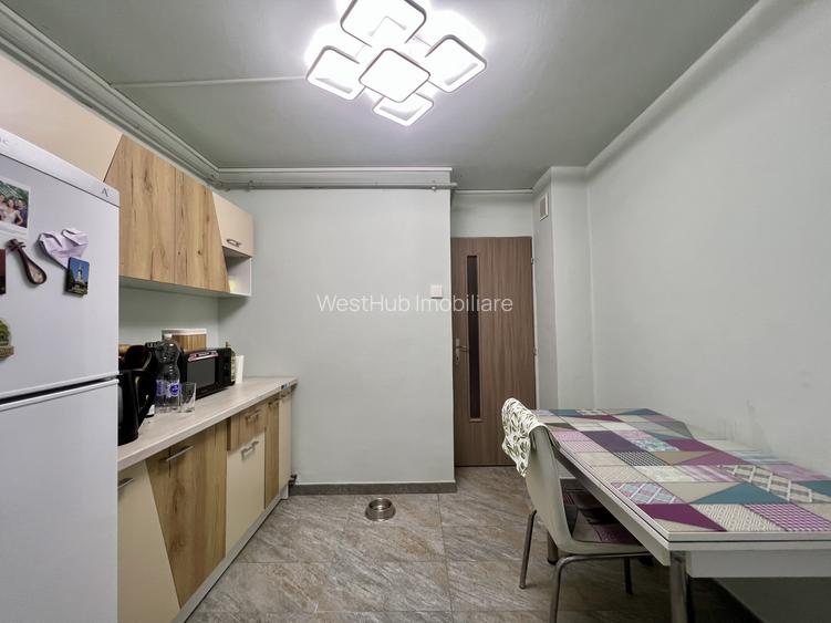 Apartament cu 3 camere, 72mp utili, etaj 2, decomandat - zona Lunei - 9