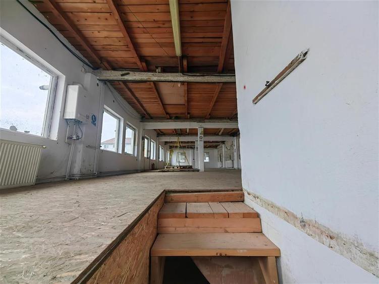 Hala de 300 mp - central - in zona Parneava