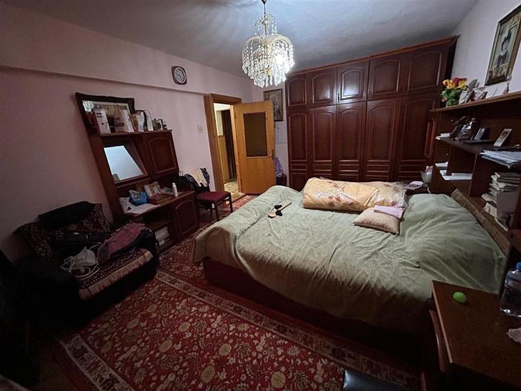 Apartament cu 3 camere de vanzare et. 2, zona Sud.