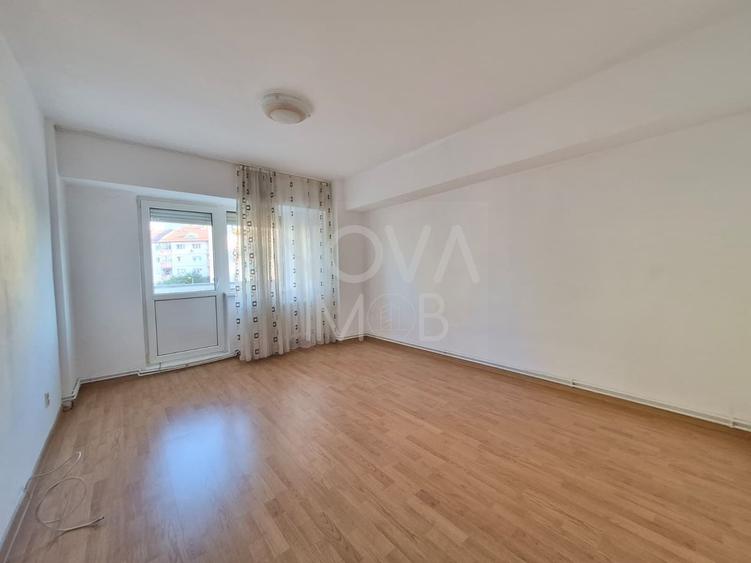 Apartament 3 camere de vanzare, Zona Garii