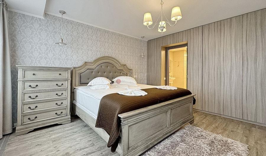 Penthouse generos cu priveliste spre Masivul Postavarul