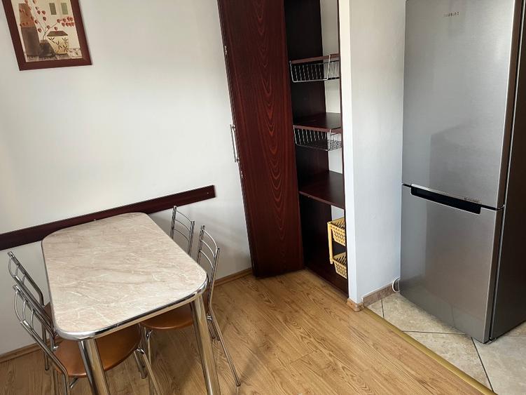 Apartament cu trei camere de închiriat