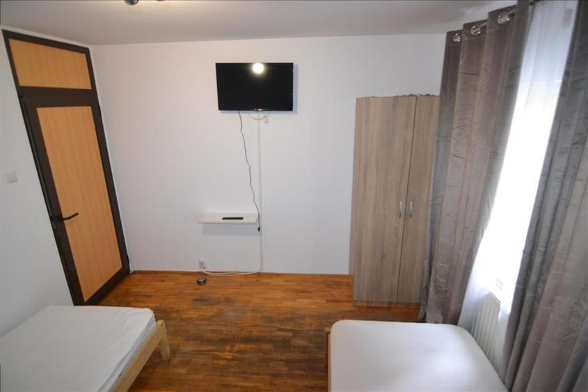 Apartament 3 camere decomandat intrare Răcădău, Str. Carpați