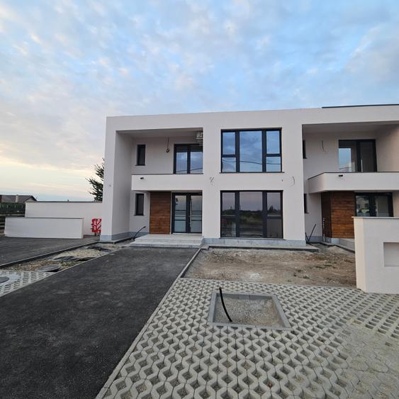Spatiu comercial 100 mp utili,modern ,nou ,stradal ,Lahovari,Balotesti.