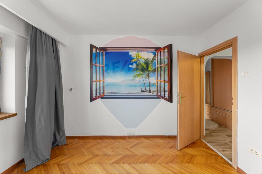 Apartament de vânzare cu 4 camere decomandat - Zona Intim