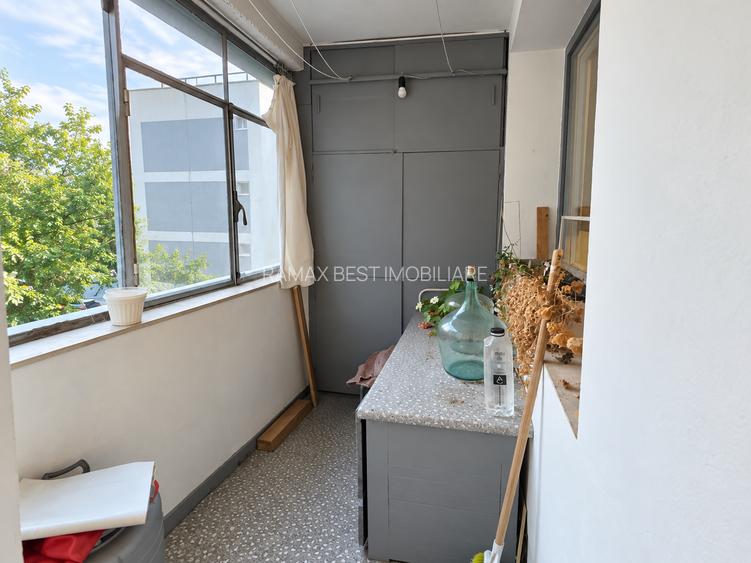 Titan, 10 minute metrou, langa Scoala 19,pe strada Stanila, bloc H, 4 etaje - 3