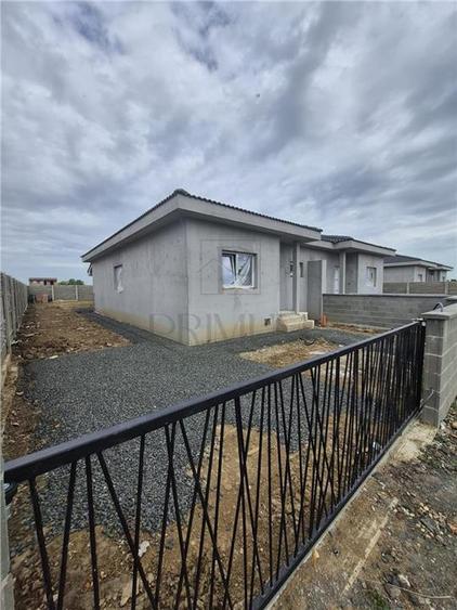 Duplex pe parter - 2 dormitoare - 2 bai - zona in dezvoltare