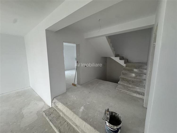 Vila Duplex spatioasa - Teren 500 mp - 7 camere - living spatios - beci - 7