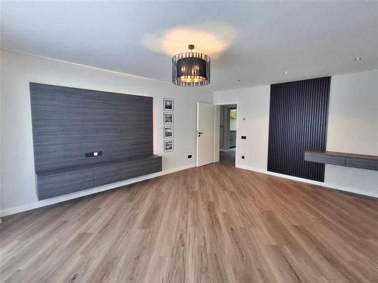 Apartament de LUX 2 camere decomandat pivnita zona Strand