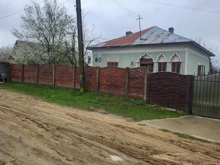 Casă de vânzare, cu anexe și teren, Nedeia