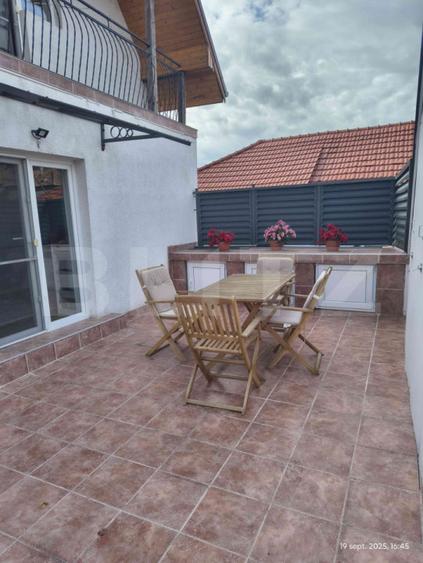 Apartament tip vilă, renovat complet, cu terasă și parcare – Baciu Regal