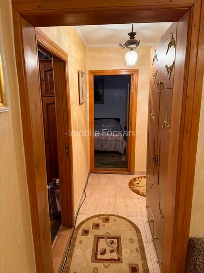 De VÂNZARE: Apartament e cu 3 camere, Decomandat – Etaj 1/3 - 12