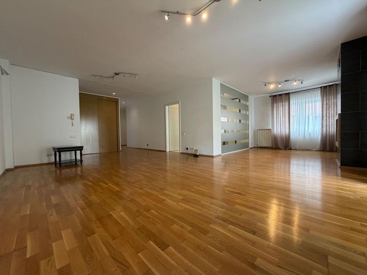 Apartament modern cu gradina, piscina comuna si spatiu de joaca copii
