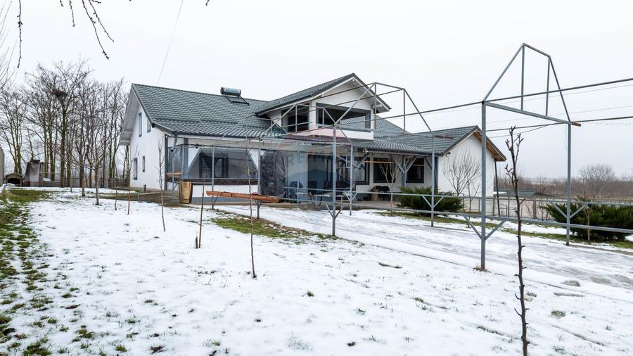 Vilă cu piscină –ideală pentru familie sau pensiune, Bacu-acces A1/A0