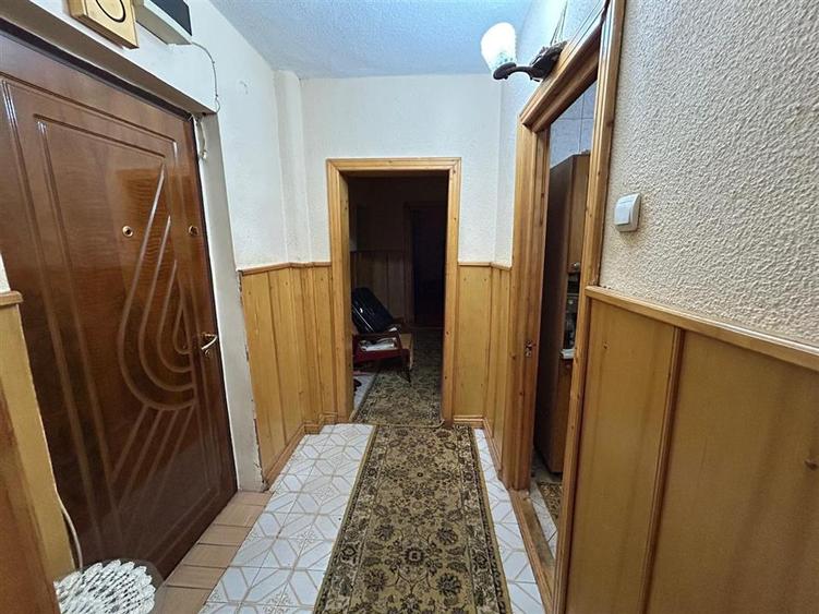 Apartament cu 3 camere de vanzare et. 2, zona Sud.