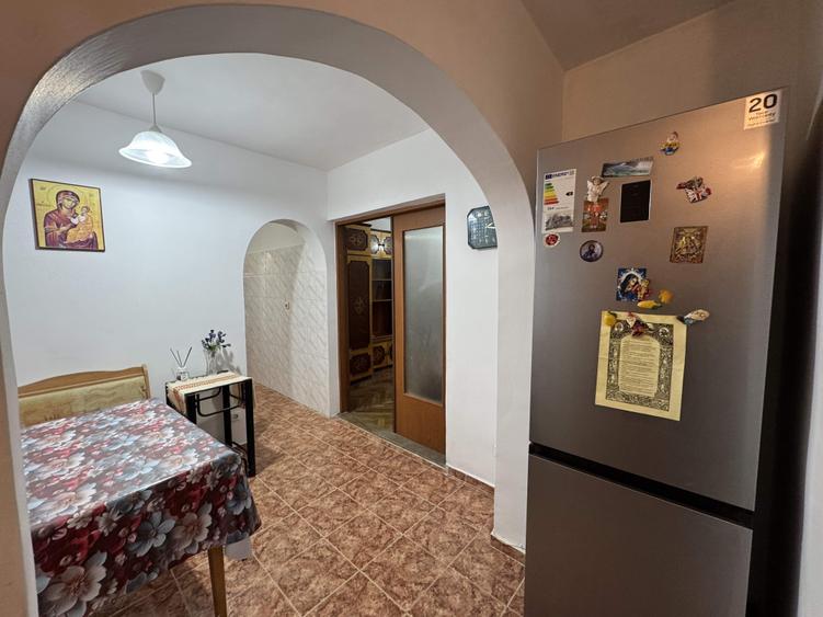 2 cam,decomandat,parter cu balcon, 53 mp,Primaverii,pretabil spatiu comercial