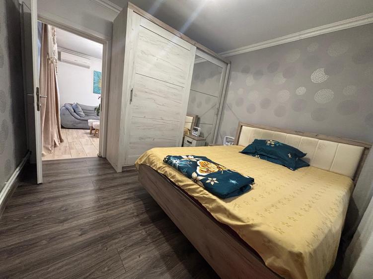 Vila de vanzare cu 2 apartamente individuale in Cartierul 23-metrou Republica