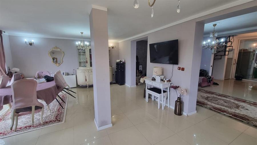 Casa de vanzare moderna cu costuri reduse, panouri solare si spatiu comercial in