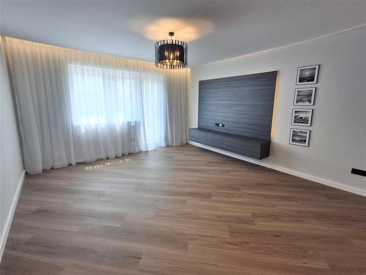 Apartament de LUX 2 camere decomandat pivnita zona Strand